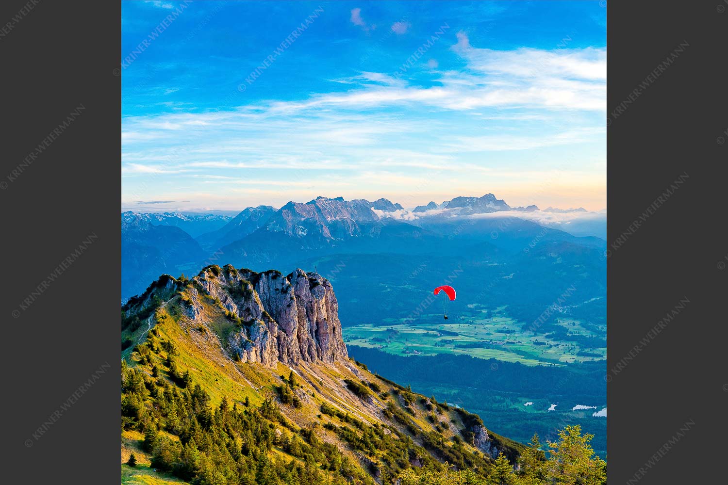 Signalkopf mit Karwendel- und Wettersteingebirge - Abflug 1:1 -- Gleitschirm im Karwendel - mehr Infos bei www.Kriner-Weiermann.de