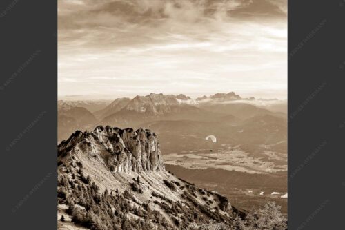Signalkopf mit Karwendel- und Wettersteingebirge - Abflug 1:1 sepia -- Gleitschirm im Karwendel - mehr Infos bei www.Kriner-Weiermann.de