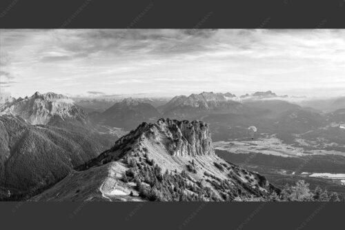 Signalkopf mit Karwendel- und Wettersteingebirge - Abflug 2:1 sw -- Gleitschirm im Karwendel - mehr Infos bei www.Kriner-Weiermann.de