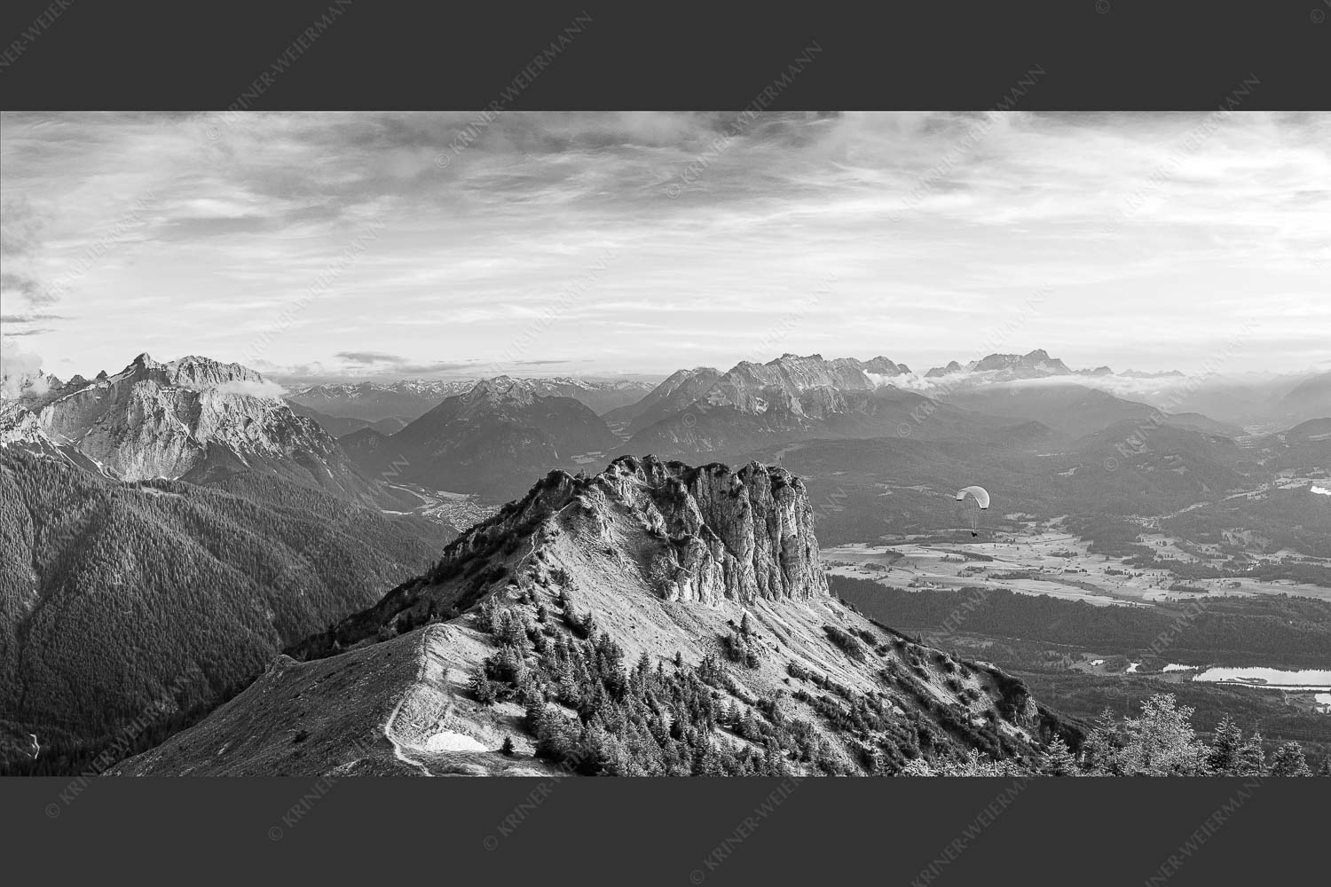 Signalkopf mit Karwendel- und Wettersteingebirge - Abflug 2:1 sw -- Gleitschirm im Karwendel - mehr Infos bei www.Kriner-Weiermann.de