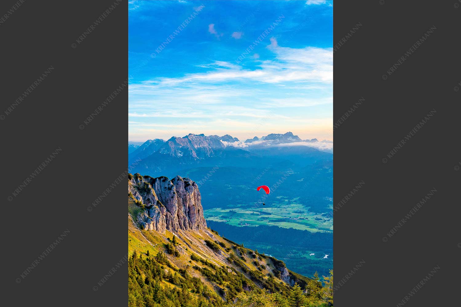 Signalkopf mit Karwendel- und Wettersteingebirge - Abflug 2:3 -- Gleitschirm im Karwendel - mehr Infos bei www.Kriner-Weiermann.de