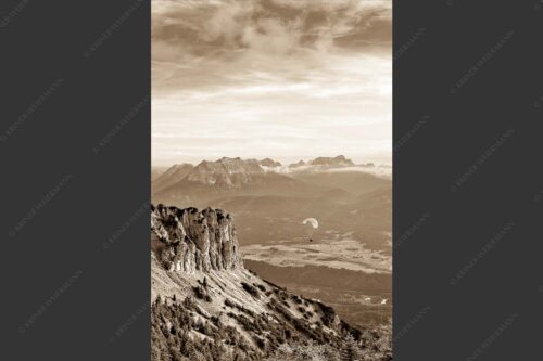 Signalkopf mit Karwendel- und Wettersteingebirge - Abflug 2:3 sepia -- Gleitschirm im Karwendel - mehr Infos bei www.Kriner-Weiermann.de