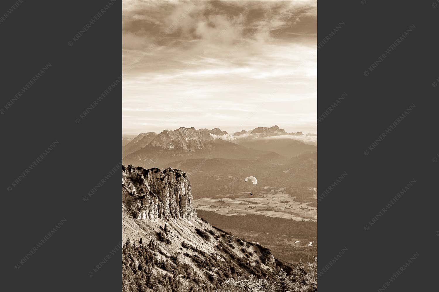 Signalkopf mit Karwendel- und Wettersteingebirge - Abflug 2:3 sepia -- Gleitschirm im Karwendel - mehr Infos bei www.Kriner-Weiermann.de