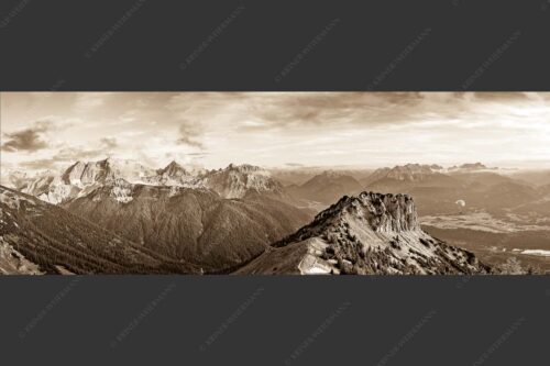 Signalkopf mit Karwendel- und Wettersteingebirge - Abflug 3:1 sepia -- Gleitschirm im Karwendel - mehr Infos bei www.Kriner-Weiermann.de