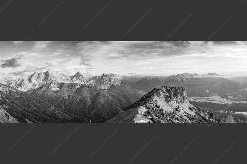 Signalkopf mit Karwendel- und Wettersteingebirge - Abflug 3:1 sw -- Gleitschirm im Karwendel - mehr Infos bei www.Kriner-Weiermann.de