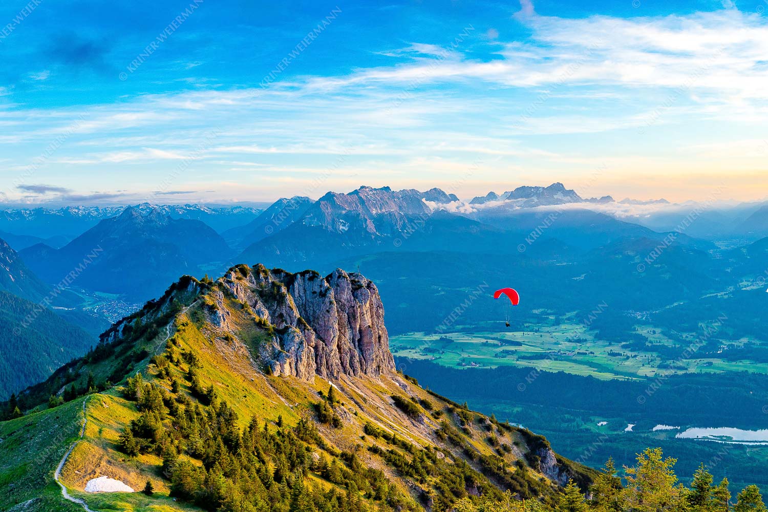Signalkopf mit Karwendel- und Wettersteingebirge - Abflug 3:2 -- Gleitschirm im Karwendel - mehr Infos bei www.Kriner-Weiermann.de