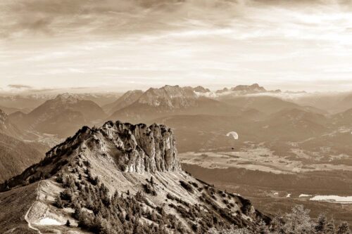 Signalkopf mit Karwendel- und Wettersteingebirge - Abflug 3:2 sepia -- Gleitschirm im Karwendel - mehr Infos bei www.Kriner-Weiermann.de