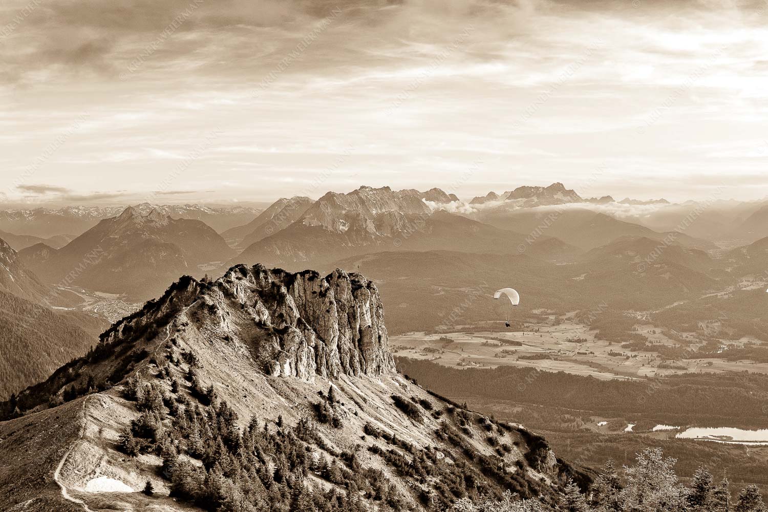 Signalkopf mit Karwendel- und Wettersteingebirge - Abflug 3:2 sepia -- Gleitschirm im Karwendel - mehr Infos bei www.Kriner-Weiermann.de