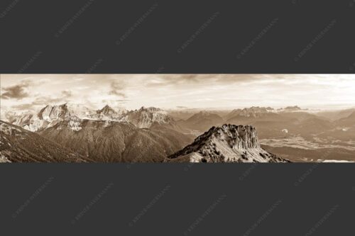 Signalkopf mit Karwendel- und Wettersteingebirge - Abflug 4:1 sepia -- Gleitschirm im Karwendel - mehr Infos bei www.Kriner-Weiermann.de