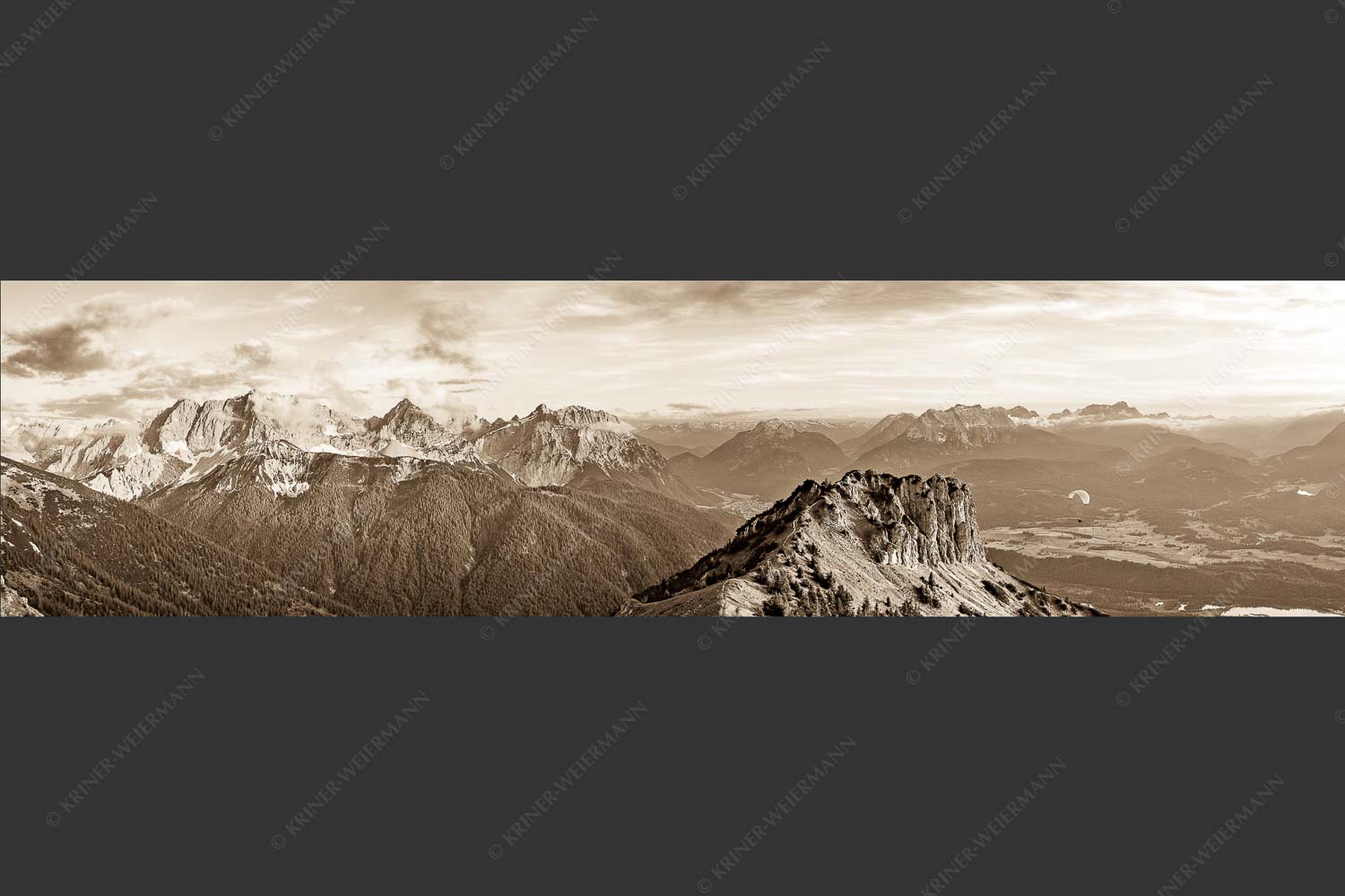 Signalkopf mit Karwendel- und Wettersteingebirge - Abflug 4:1 sepia -- Gleitschirm im Karwendel - mehr Infos bei www.Kriner-Weiermann.de