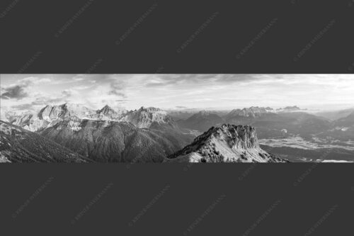 Signalkopf mit Karwendel- und Wettersteingebirge - Abflug 4:1 sw -- Gleitschirm im Karwendel - mehr Infos bei www.Kriner-Weiermann.de