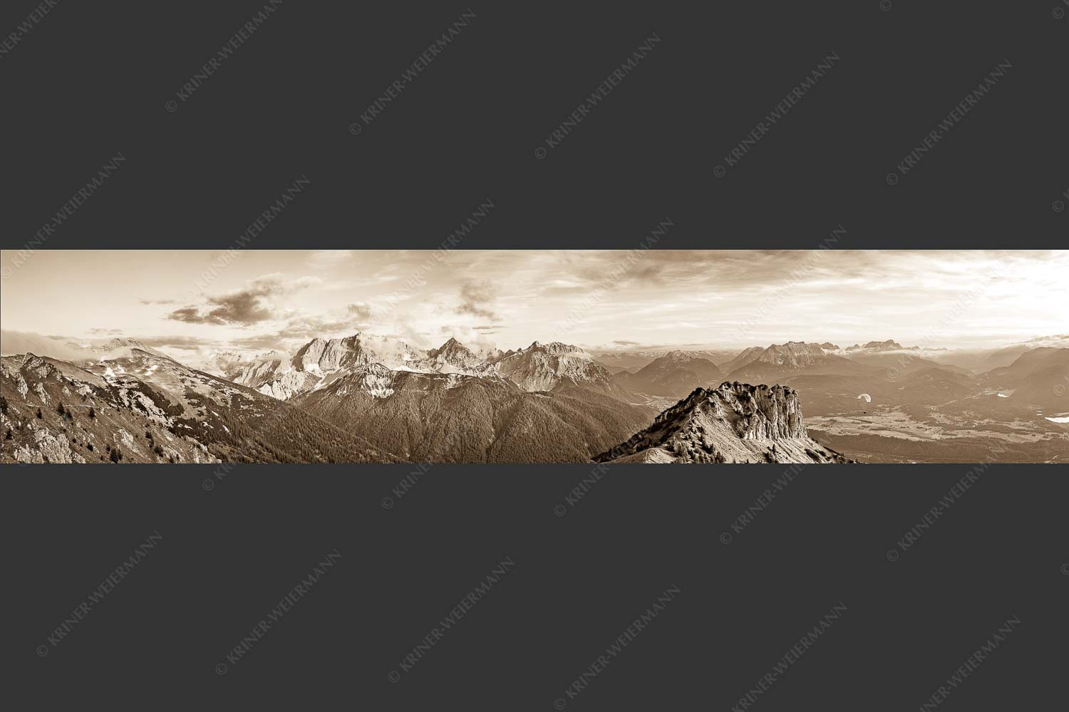 Signalkopf mit Karwendel- und Wettersteingebirge - Abflug 5:1 sepia -- Gleitschirm im Karwendel - mehr Infos bei www.Kriner-Weiermann.de