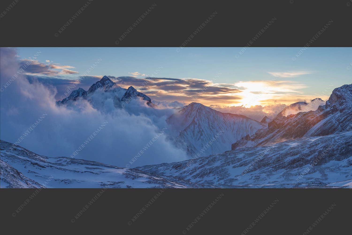Früh am Morgen auf dem Zugspitzplatt mit Nebelstimmung am Hochwanner - Abgeblasen 2,5:1 -- Hochwanner bei Sonnenaufgang - mehr Infos bei www.Kriner-Weiermann.de