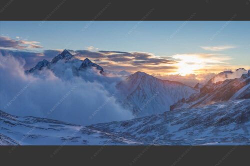 Früh am Morgen auf dem Zugspitzplatt mit Nebelstimmung am Hochwanner - Abgeblasen 2:1  -- Hochwanner bei Sonnenaufgang - mehr Infos bei www.Kriner-Weiermann.de