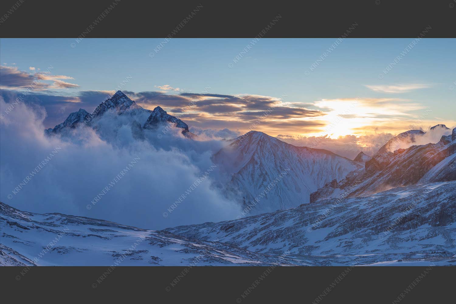 Früh am Morgen auf dem Zugspitzplatt mit Nebelstimmung am Hochwanner - Abgeblasen 2:1 -- Hochwanner bei Sonnenaufgang - mehr Infos bei www.Kriner-Weiermann.de