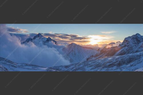 Früh am Morgen auf dem Zugspitzplatt mit Nebelstimmung am Hochwanner - Abgeblasen 3:1  -- Hochwanner bei Sonnenaufgang - mehr Infos bei www.Kriner-Weiermann.de