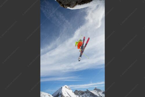 Mit einem weiten Sprung mit Telemark-Ski über die Klippe - Abgehoben 2:3  -- Freeride Skifahren - mehr Infos bei www.Kriner-Weiermann.de