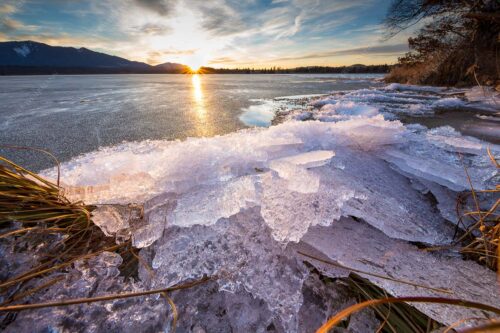 Mit lauten Geräuschen schiebt sich das gebrochene Eis ans Ufer vom Staffelsee - Ächzen und Stöhnen 3:2  -- Murnau Staffelsee - mehr Infos bei www.Kriner-Weiermann.de