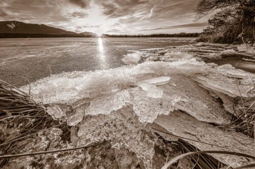 Mit lauten Geräuschen schiebt sich das gebrochene Eis ans Ufer vom Staffelsee - Ächzen und Stöhnen 3:2 sepia -- Murnau Staffelsee - mehr Infos bei www.Kriner-Weiermann.de
