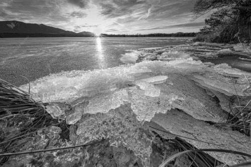 Mit lauten Geräuschen schiebt sich das gebrochene Eis ans Ufer vom Staffelsee - Ächzen und Stöhnen 3:2 sw -- Murnau Staffelsee - mehr Infos bei www.Kriner-Weiermann.de