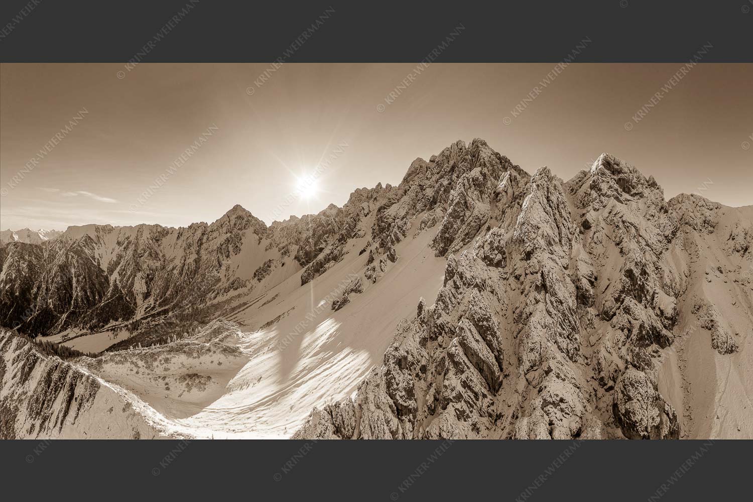Sonnenaufgang zwischen Erlspitze und Freiungspitzen im Karwendel - Alpin 2:1 sepia -- Winter im Karwendelgebirge - mehr Infos bei www.Kriner-Weiermann.de