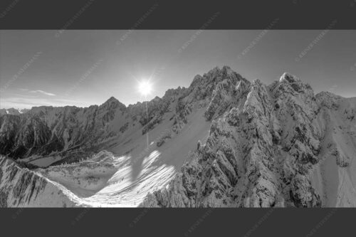 Sonnenaufgang zwischen Erlspitze und Freiungspitzen im Karwendel - Alpin 2:1 sw -- Winter im Karwendelgebirge - mehr Infos bei www.Kriner-Weiermann.de