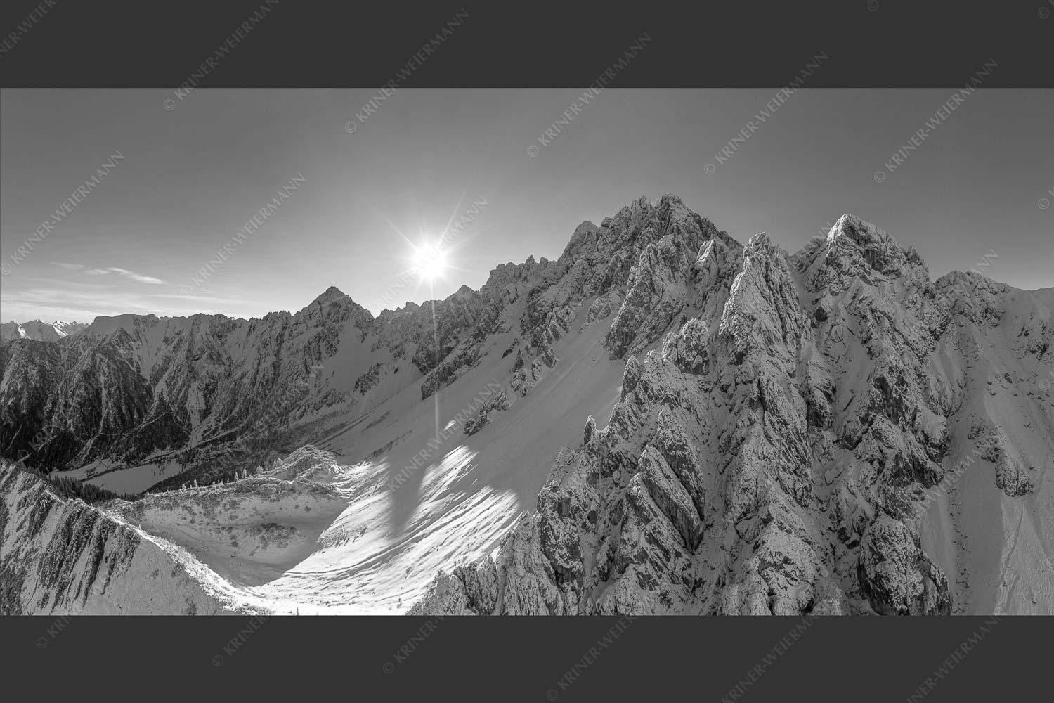 Sonnenaufgang zwischen Erlspitze und Freiungspitzen im Karwendel - Alpin 2:1 sw -- Winter im Karwendelgebirge - mehr Infos bei www.Kriner-Weiermann.de