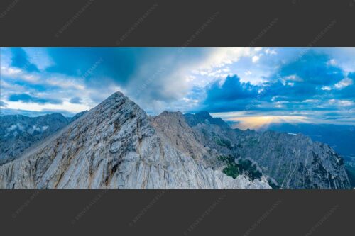 Blick an der Alpspitze und Jubiläumsgrat vorbei zur Zugspitze in den Sonnenuntergang - Alpspitz Nord 2,5:1  -- Wettersteingebirge - mehr Infos bei www.Kriner-Weiermann.de