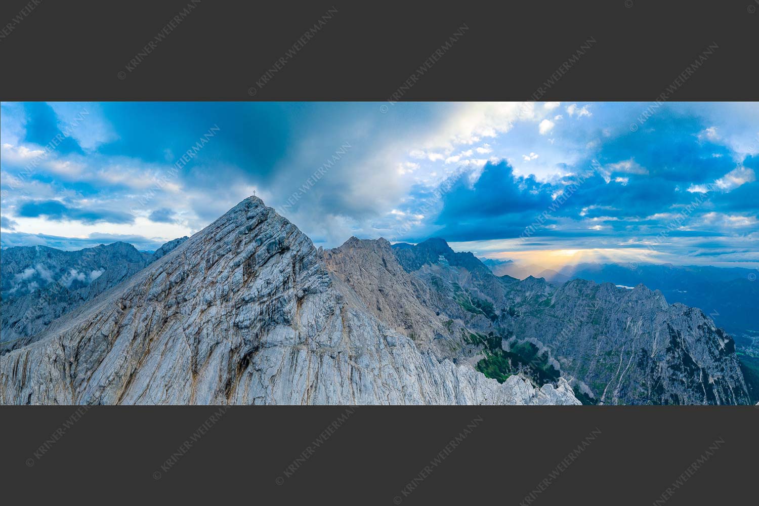 Blick an der Alpspitze und Jubiläumsgrat vorbei zur Zugspitze in den Sonnenuntergang - Alpspitz Nord 2,5:1 -- Wettersteingebirge - mehr Infos bei www.Kriner-Weiermann.de
