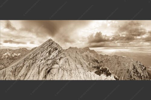 Blick an der Alpspitze und Jubiläumsgrat vorbei zur Zugspitze in den Sonnenuntergang - Alpspitz Nord 2,5:1 sepia -- Wettersteingebirge - mehr Infos bei www.Kriner-Weiermann.de