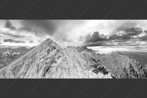 Blick an der Alpspitze und Jubiläumsgrat vorbei zur Zugspitze in den Sonnenuntergang - Alpspitz Nord 2,5:1 sw -- Wettersteingebirge - mehr Infos bei www.Kriner-Weiermann.de