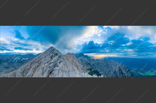 Blick an der Alpspitze und Jubiläumsgrat vorbei zur Zugspitze in den Sonnenuntergang - Alpspitz Nord 3:1  -- Wettersteingebirge - mehr Infos bei www.Kriner-Weiermann.de