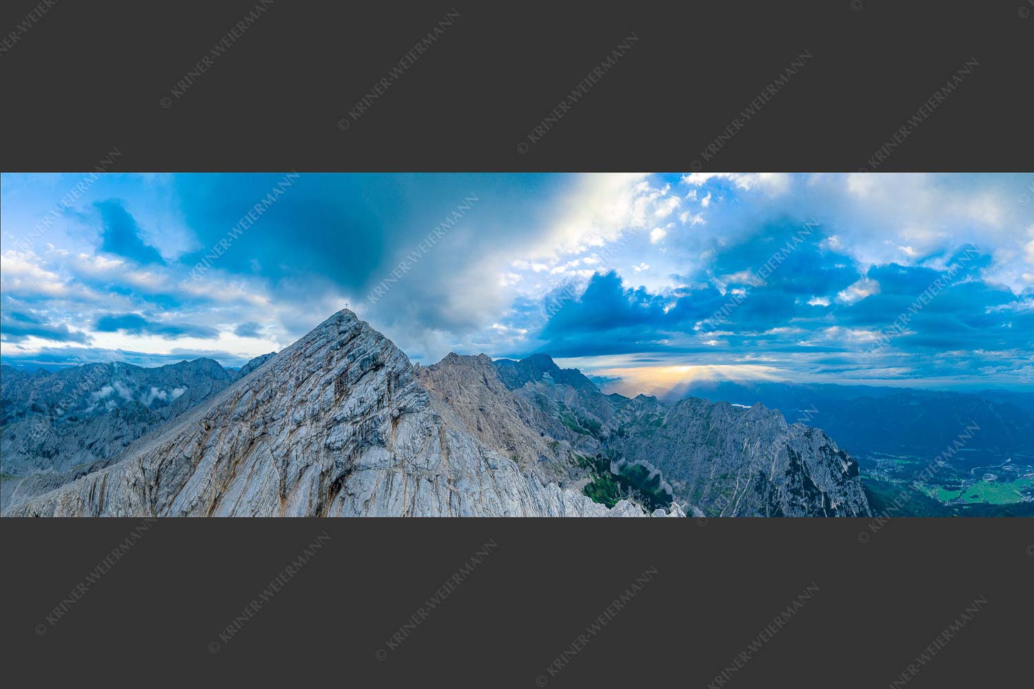 Blick an der Alpspitze und Jubiläumsgrat vorbei zur Zugspitze in den Sonnenuntergang - Alpspitz Nord 3:1 -- Wettersteingebirge - mehr Infos bei www.Kriner-Weiermann.de