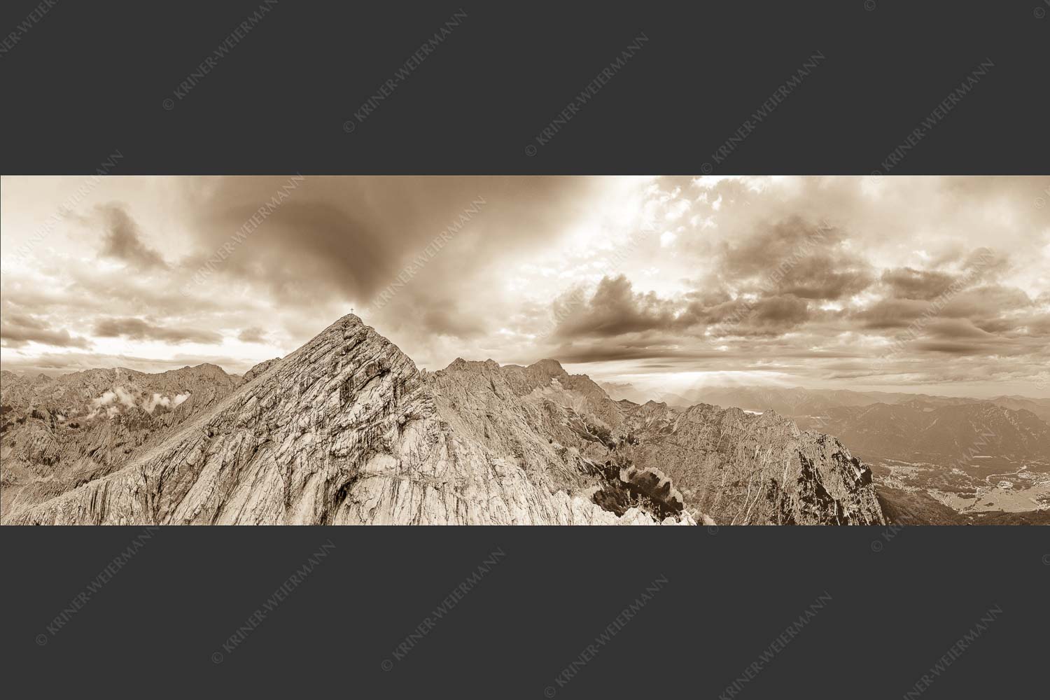 Blick an der Alpspitze und Jubiläumsgrat vorbei zur Zugspitze in den Sonnenuntergang - Alpspitz Nord 3:1 sepia -- Wettersteingebirge - mehr Infos bei www.Kriner-Weiermann.de