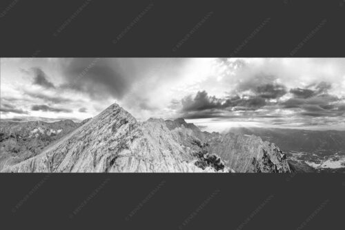 Blick an der Alpspitze und Jubiläumsgrat vorbei zur Zugspitze in den Sonnenuntergang - Alpspitz Nord 3:1 sw -- Wettersteingebirge - mehr Infos bei www.Kriner-Weiermann.de