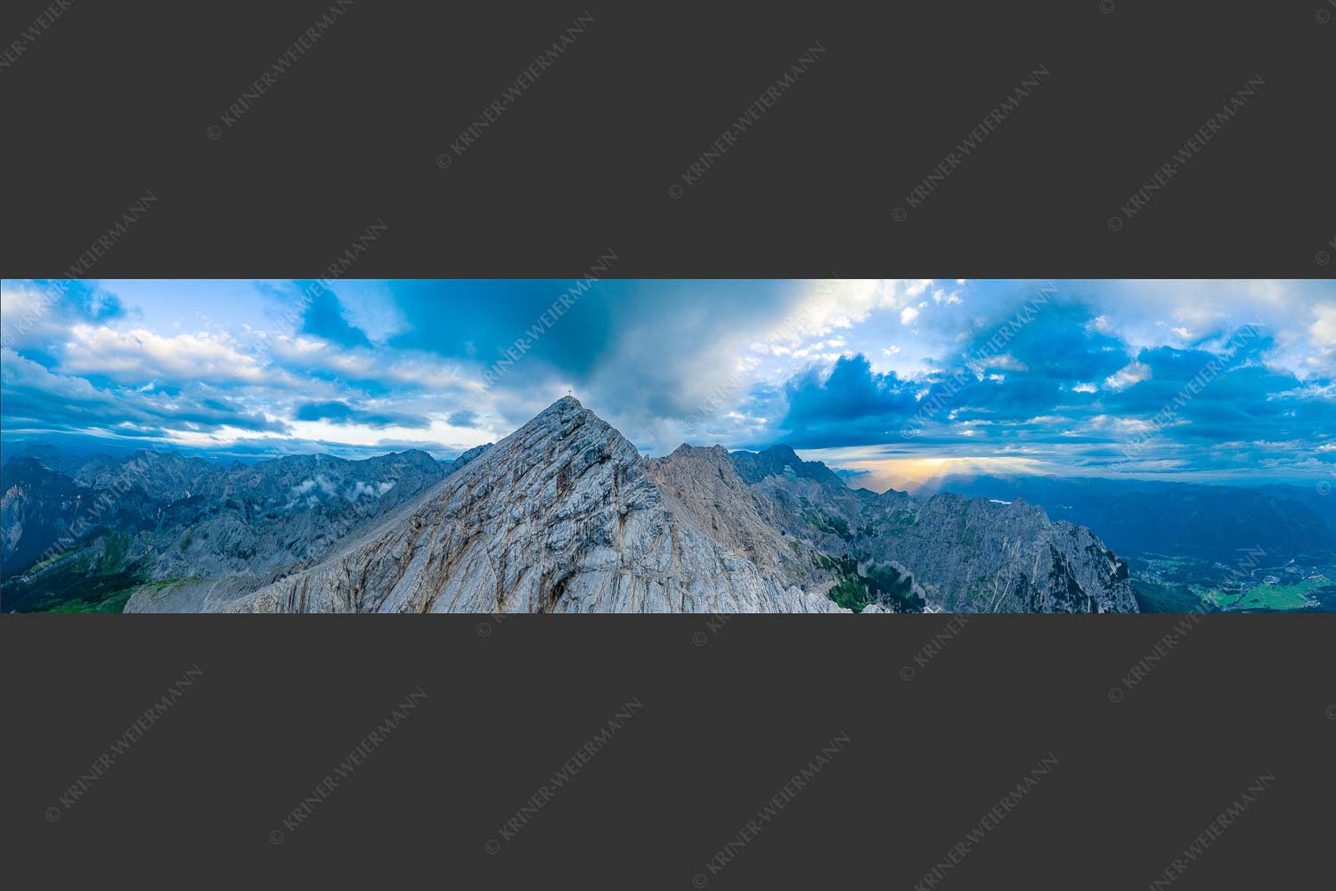 Blick an der Alpspitze und Jubiläumsgrat vorbei zur Zugspitze in den Sonnenuntergang - Alpspitz Nord 4:1  -- Wettersteingebirge - mehr Infos bei www.Kriner-Weiermann.de