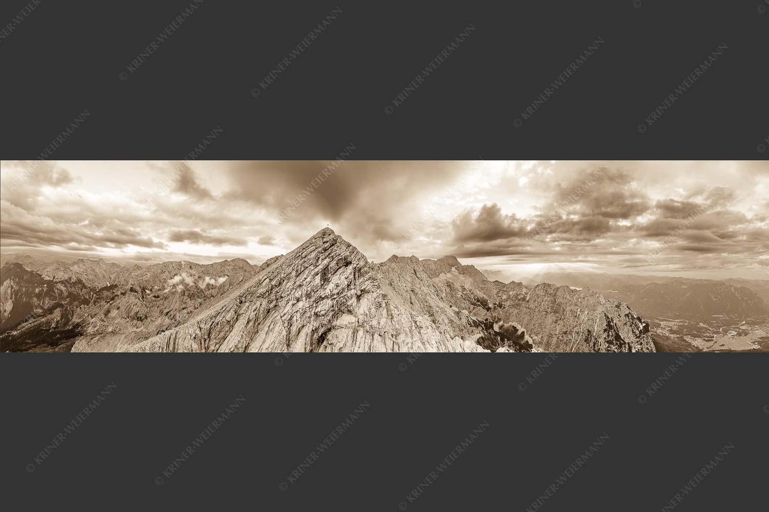 Blick an der Alpspitze und Jubiläumsgrat vorbei zur Zugspitze in den Sonnenuntergang - Alpspitz Nord 4:1 sepia -- Wettersteingebirge - mehr Infos bei www.Kriner-Weiermann.de