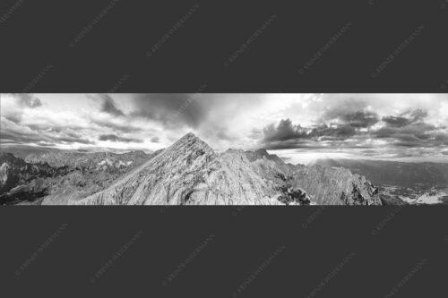 Blick an der Alpspitze und Jubiläumsgrat vorbei zur Zugspitze in den Sonnenuntergang - Alpspitz Nord 4:1 sw -- Wettersteingebirge - mehr Infos bei www.Kriner-Weiermann.de