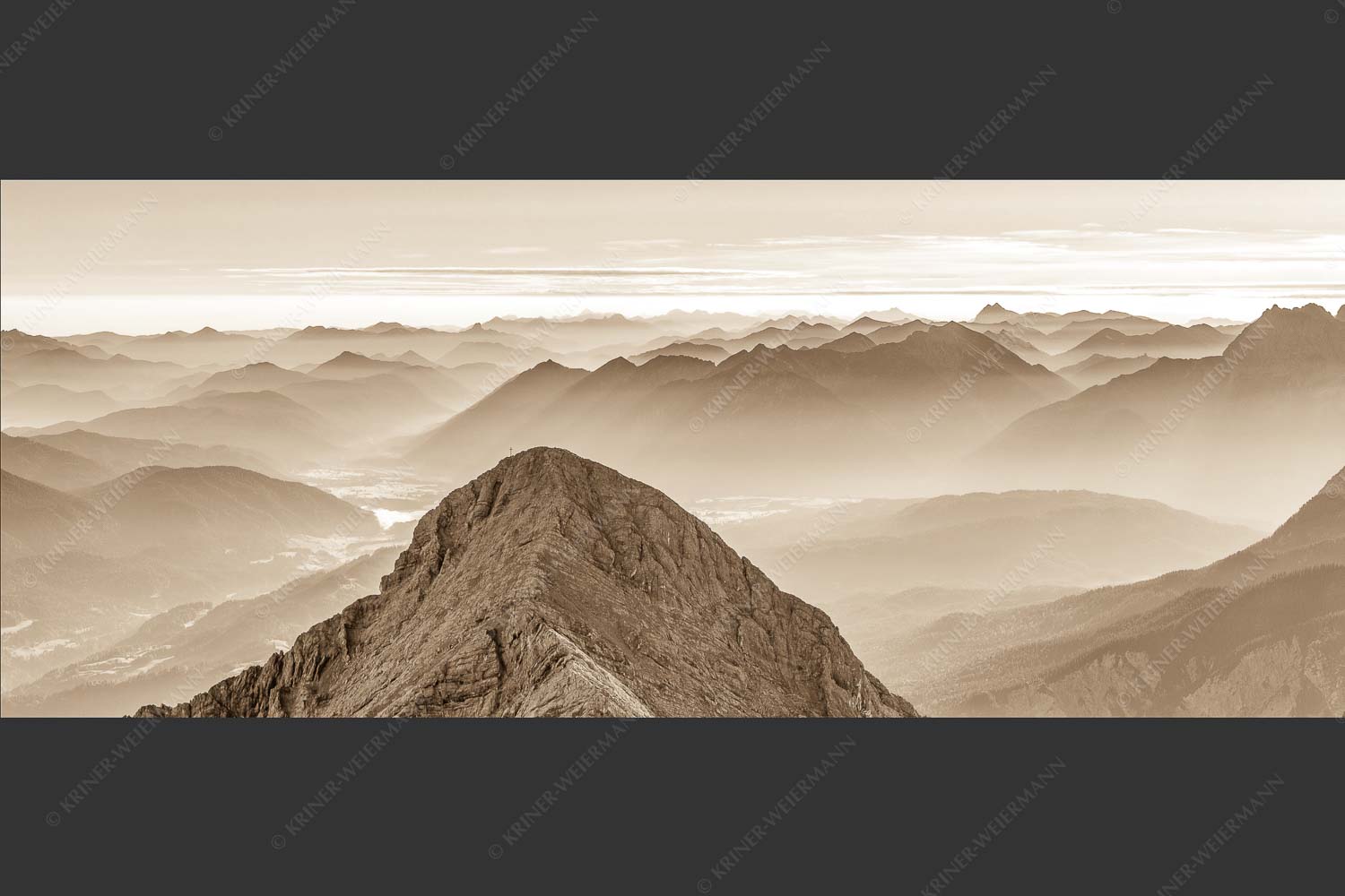 Blick über Alpspitze ins Isartal und Soierngebirge - Alpspitz SüdWest 2,5:1 sepia -- Wetterstein mit Soierngebirge - mehr Infos bei www.Kriner-Weiermann.de