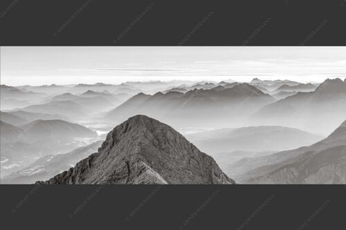 Blick über Alpspitze ins Isartal und Soierngebirge - Alpspitz SüdWest 2,5:1 sw -- Wetterstein mit Soierngebirge - mehr Infos bei www.Kriner-Weiermann.de