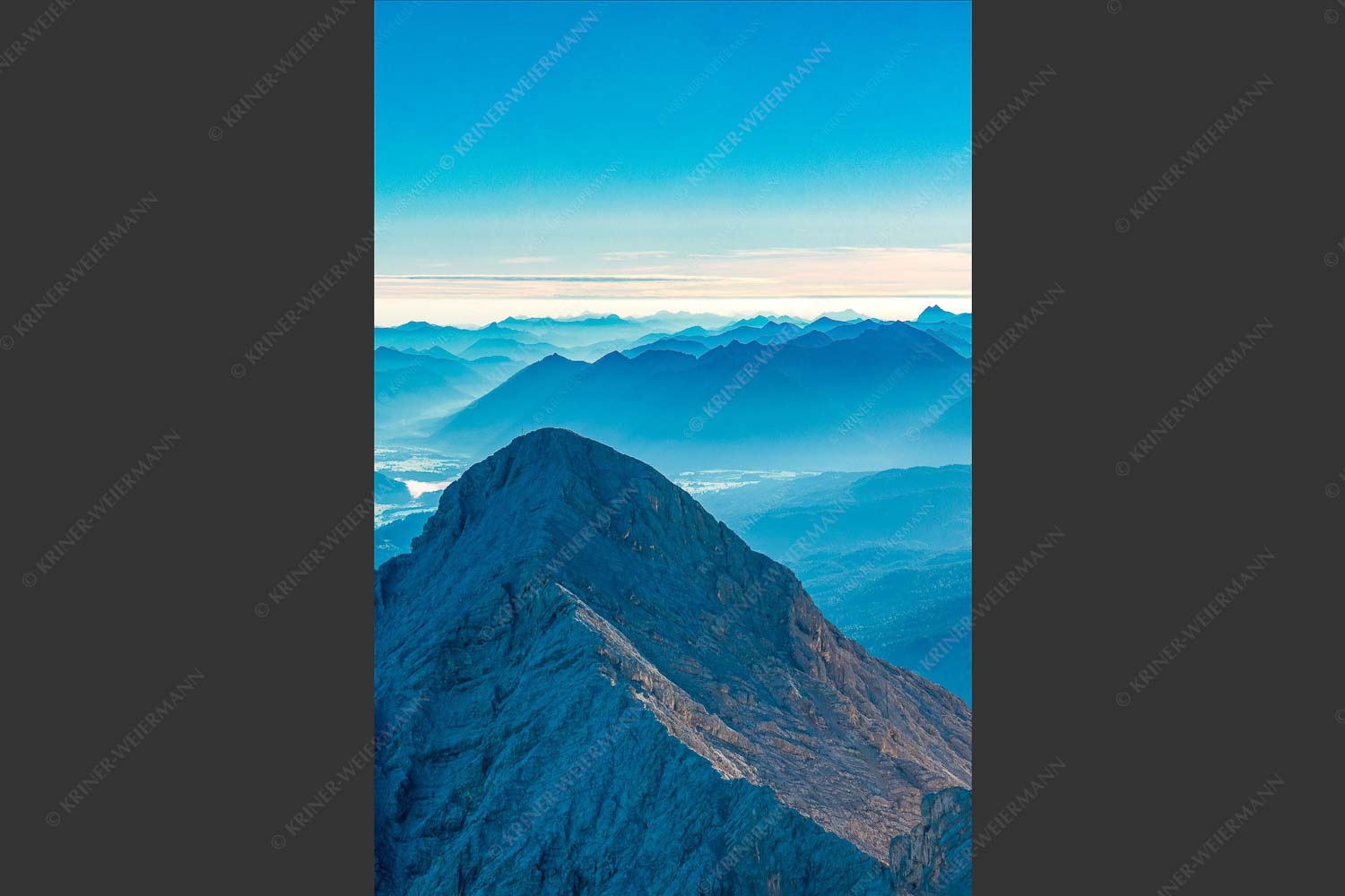 Blick über Alpspitze ins Isartal und Soierngebirge - Alpspitz SüdWest 2:3  -- Wetterstein mit Soierngebirge - mehr Infos bei www.Kriner-Weiermann.de