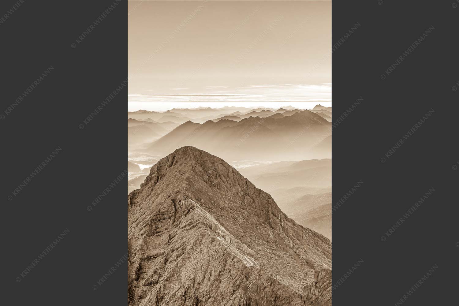 Blick über Alpspitze ins Isartal und Soierngebirge - Alpspitz SüdWest 2:3 sepia -- Wetterstein mit Soierngebirge - mehr Infos bei www.Kriner-Weiermann.de