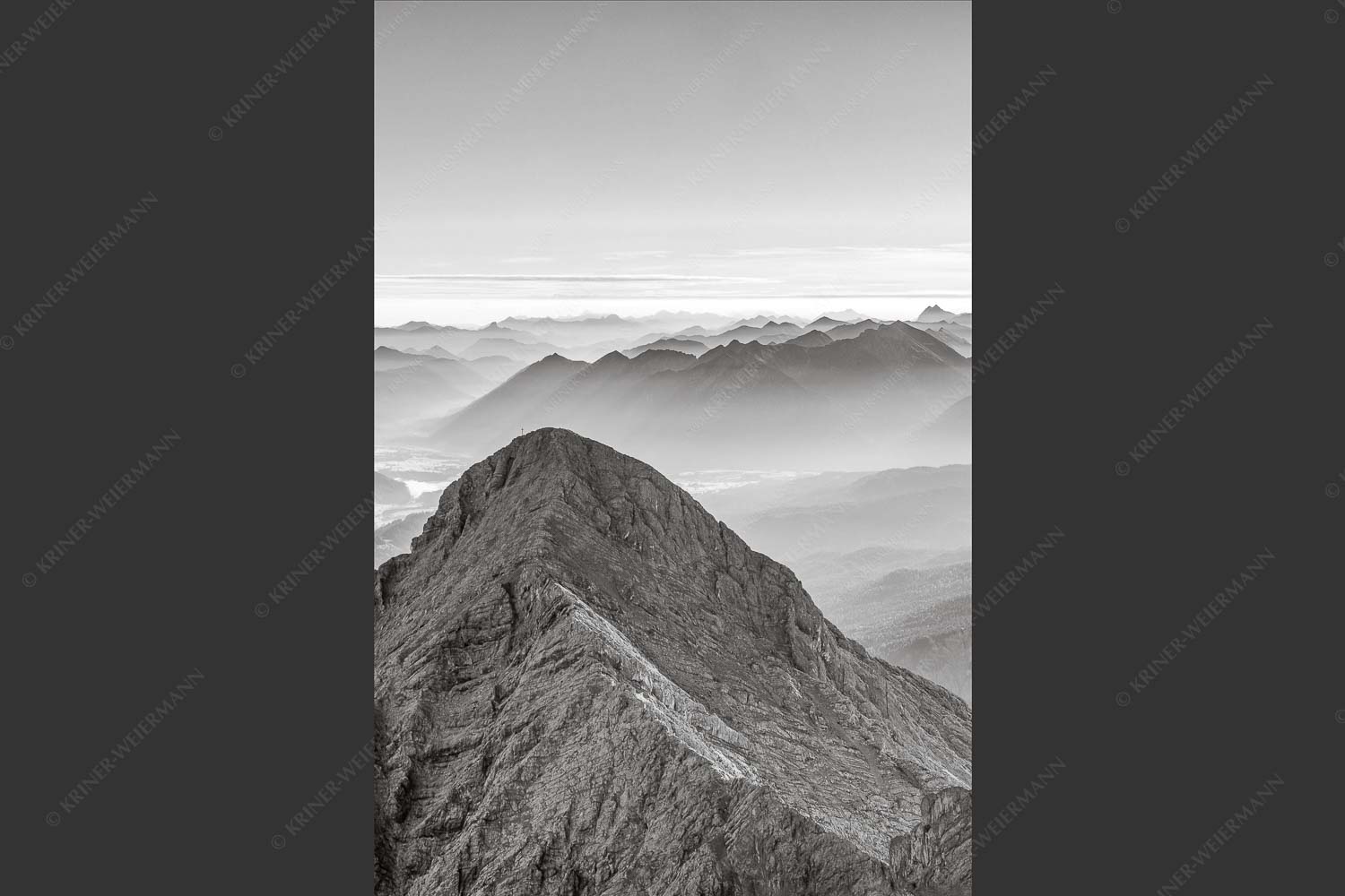 Blick über Alpspitze ins Isartal und Soierngebirge - Alpspitz SüdWest 2:3 sw -- Wetterstein mit Soierngebirge - mehr Infos bei www.Kriner-Weiermann.de