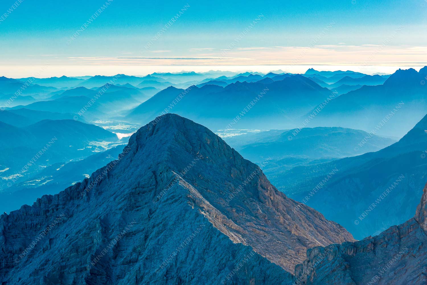Blick über Alpspitze ins Isartal und Soierngebirge - Alpspitz SüdWest 3:2  -- Wetterstein mit Soierngebirge - mehr Infos bei www.Kriner-Weiermann.de