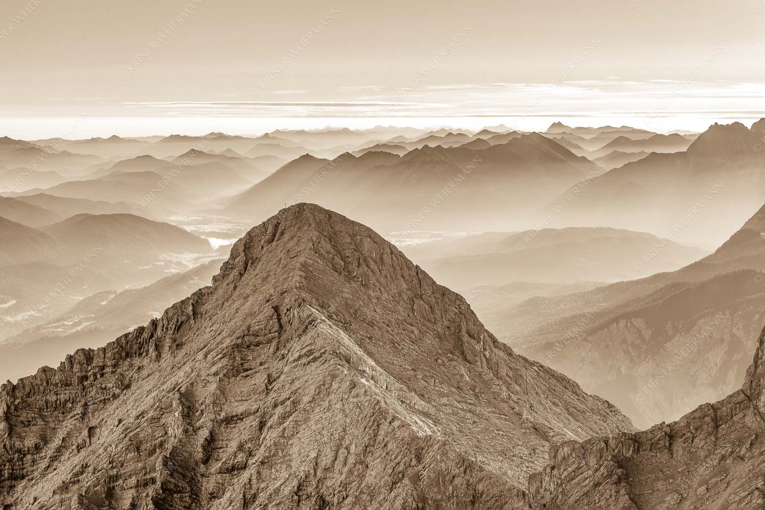 Blick über Alpspitze ins Isartal und Soierngebirge - Alpspitz SüdWest 3:2 sepia -- Wetterstein mit Soierngebirge - mehr Infos bei www.Kriner-Weiermann.de
