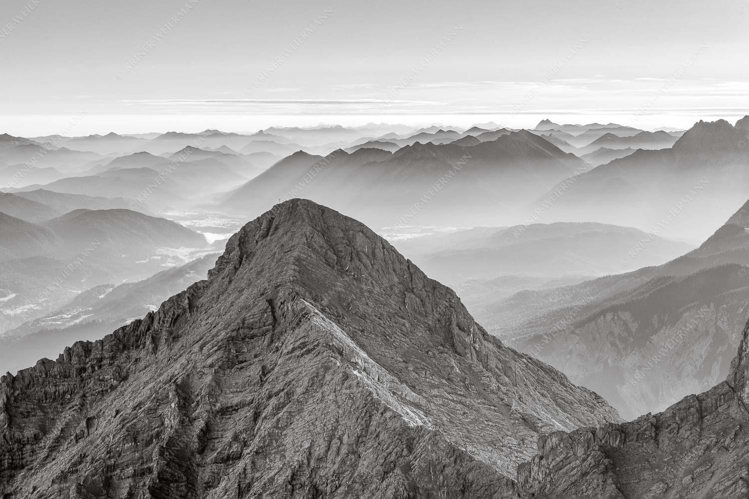 Blick über Alpspitze ins Isartal und Soierngebirge - Alpspitz SüdWest 3:2 sw -- Wetterstein mit Soierngebirge - mehr Infos bei www.Kriner-Weiermann.de