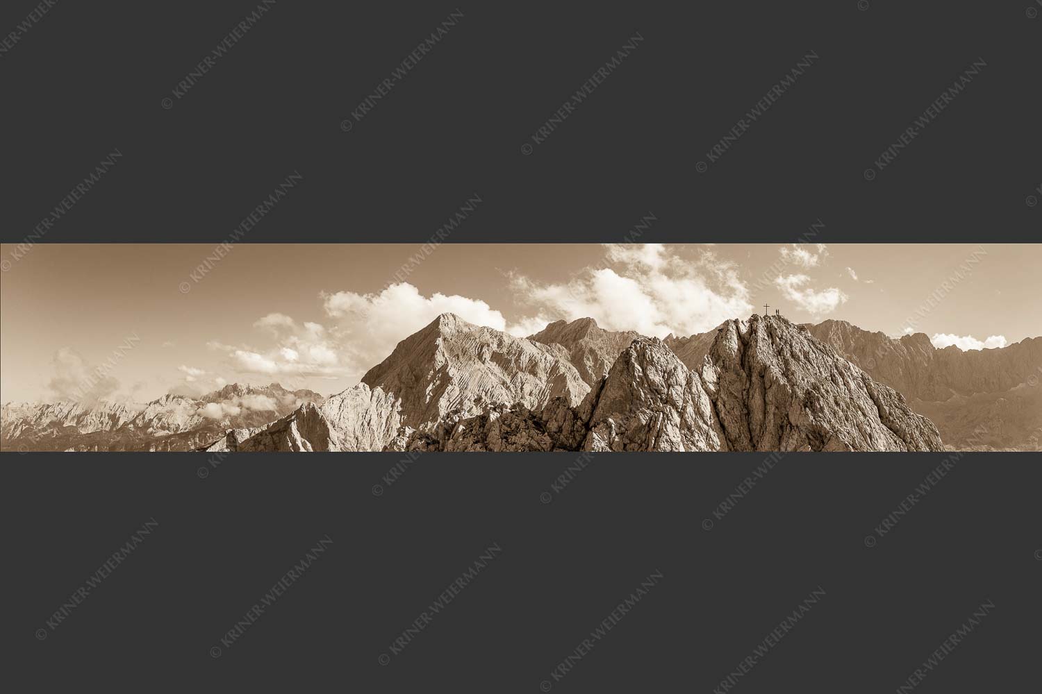 Bergsteiger am Kleinen Waxenstein 2136m - Am Kleinen 5:1 sepia -- Bergsteiger am Waxenstein im Wetterstein - mehr Infos bei www.Kriner-Weiermann.de