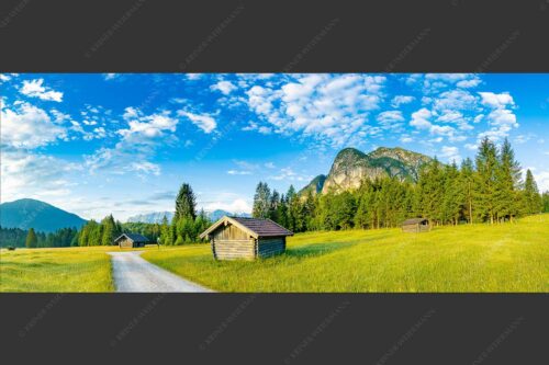 Wiesmahdstadel mit Königstand und Wetterstein im Hintergrund - Am Reschberg 2,5:1  -- Heustadel mit Königstand - mehr Infos bei www.Kriner-Weiermann.de