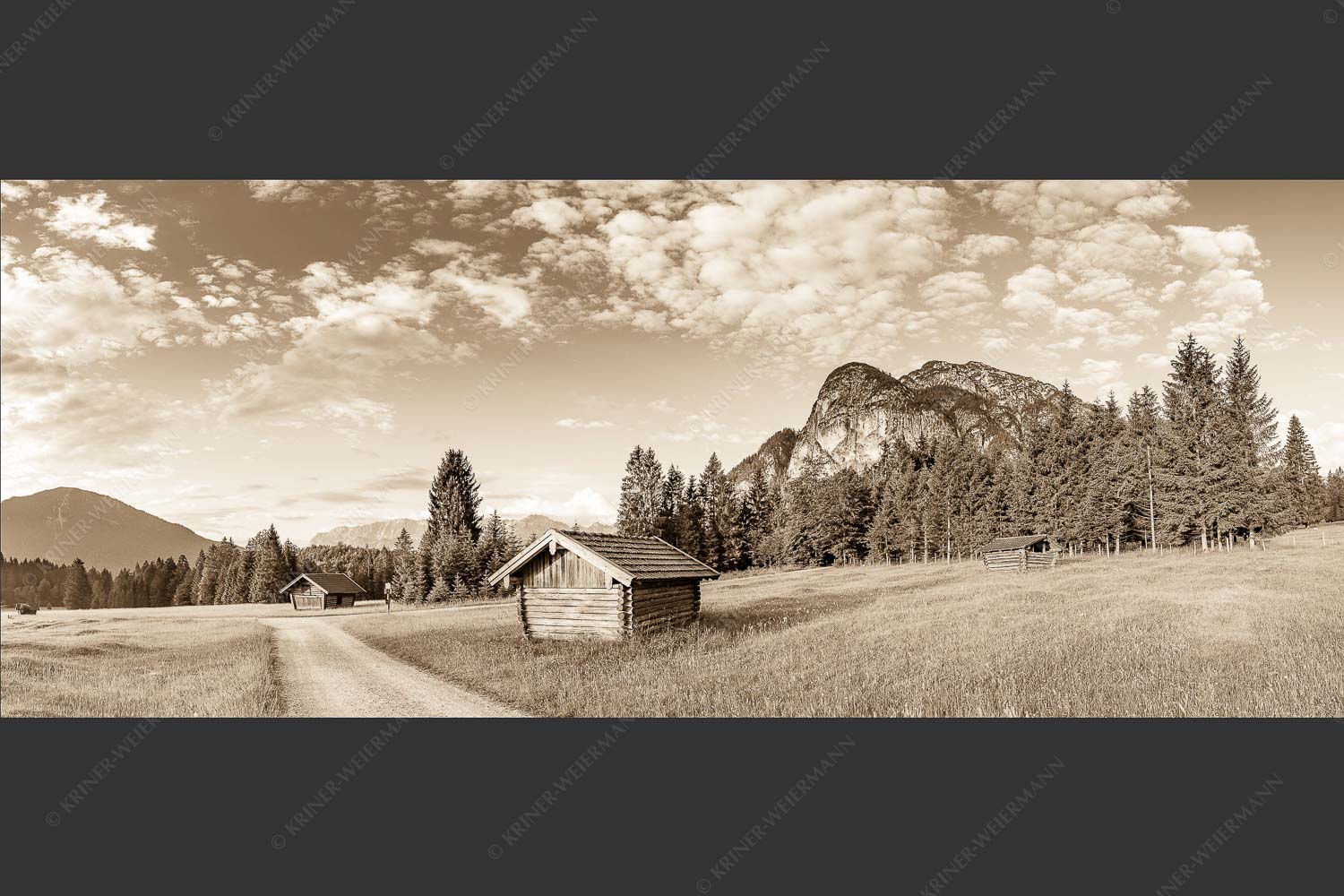 Wiesmahdstadel mit Königstand und Wetterstein im Hintergrund - Am Reschberg 2,5:1 sepia -- Heustadel mit Königstand - mehr Infos bei www.Kriner-Weiermann.de