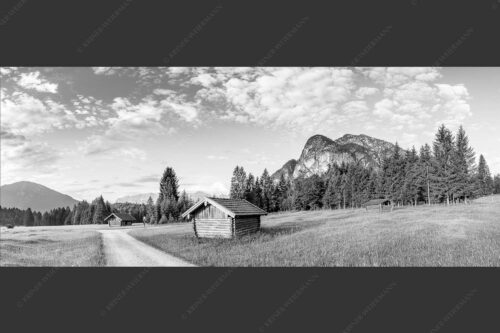 Wiesmahdstadel mit Königstand und Wetterstein im Hintergrund - Am Reschberg 2,5:1 sw -- Heustadel mit Königstand - mehr Infos bei www.Kriner-Weiermann.de